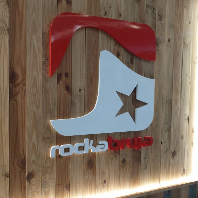Logo Corporeo ROCKABRUJA en MDF pintado